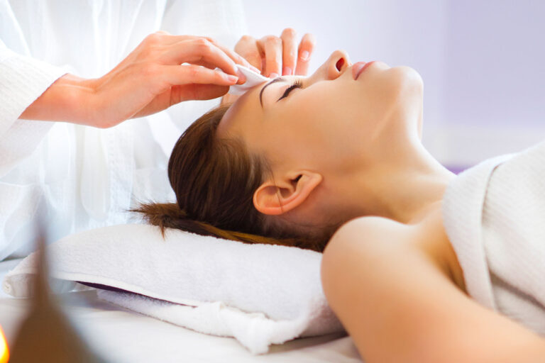 Warum Selbstfürsorge keine Ego-Sache ist Family sits on the sofa and meditates